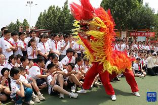 神似！詹姆斯转发布朗尼追身大帽和自己大帽一哥对比图